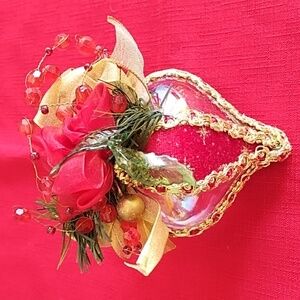 NWT festive red and gold vintage ornament